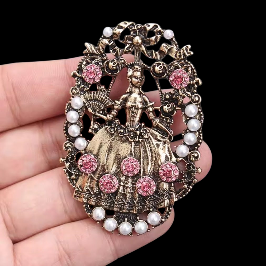 Große Brosche mit "Lady mit Fächer" barock in goldfarben