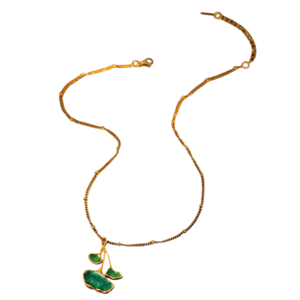 Vintage Halskette Ginkgo Blatt Emaille Gold-Grün auf weißem Hintergrund