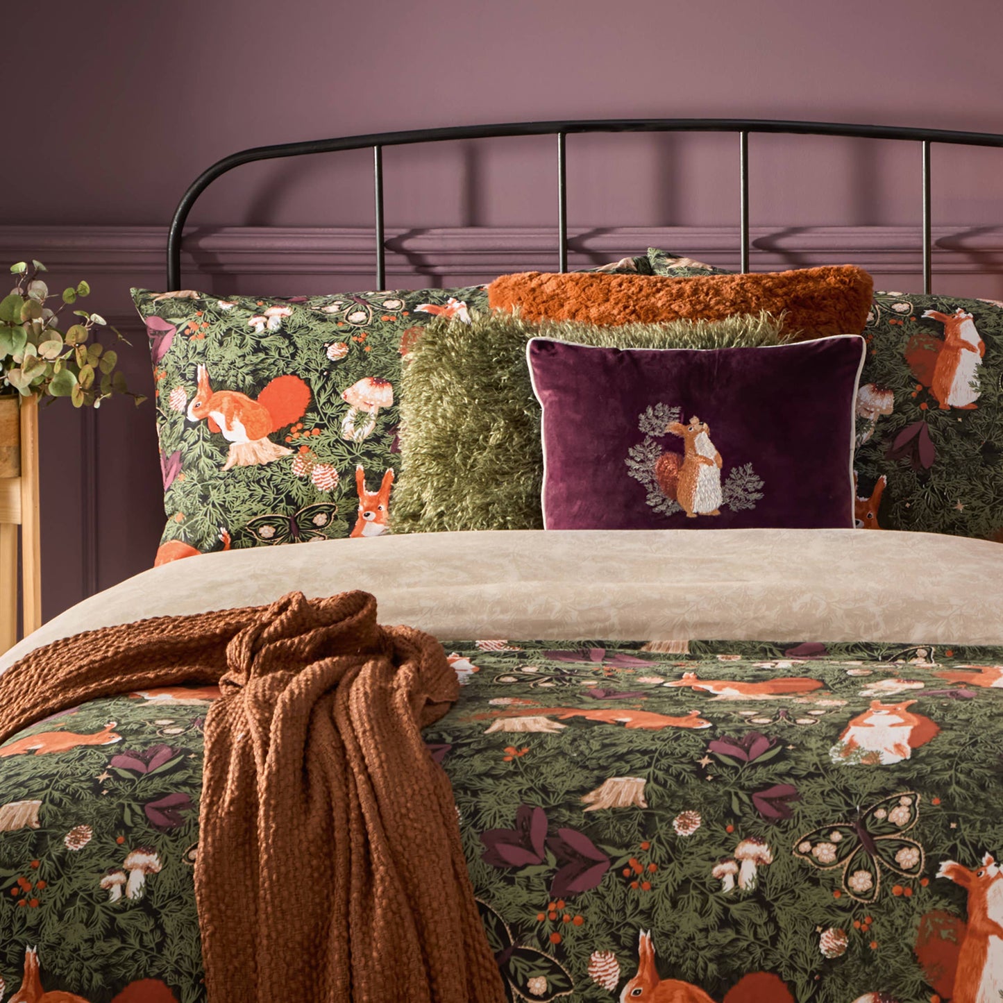 „Pineberry Forest“ Bestickte Samtkissen Paradekissen in Brombeere 45x45