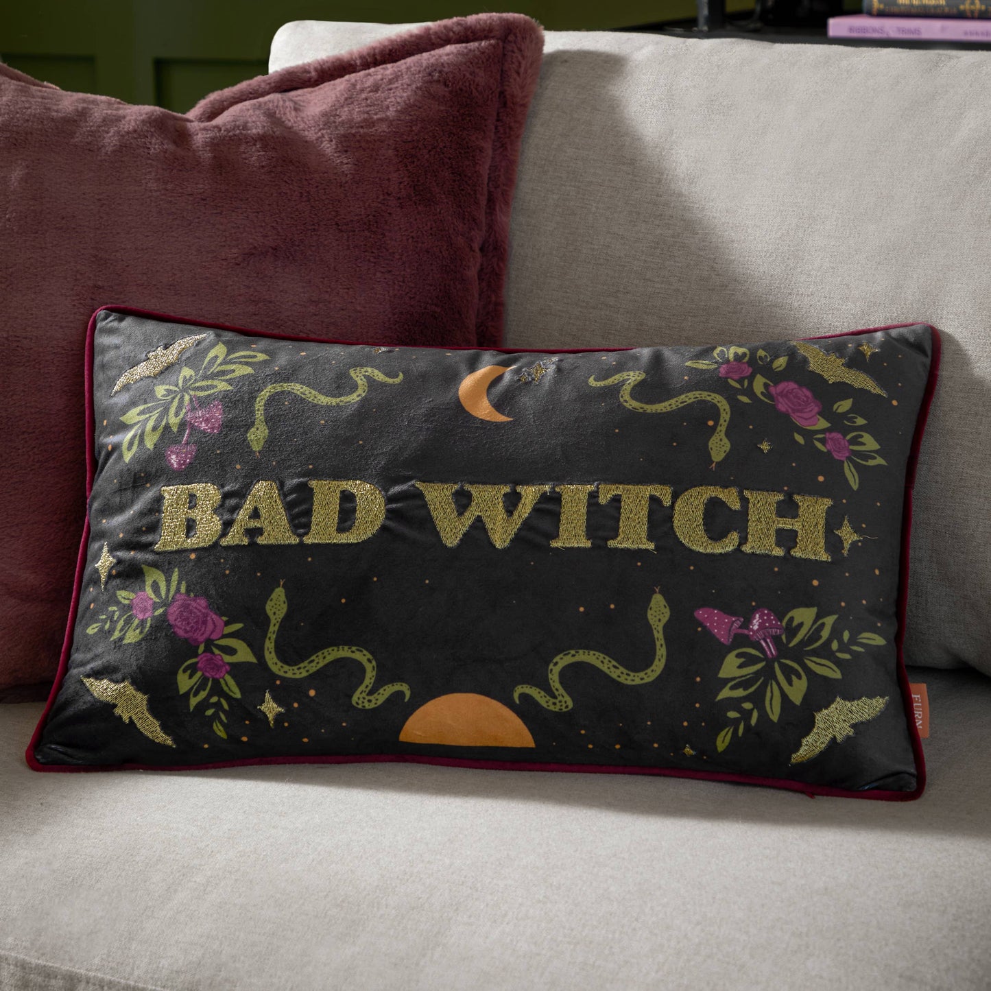 Witchy besticktes Dekokissen Gothic Samtkissen 30 x 50 cm "Bad Witch"