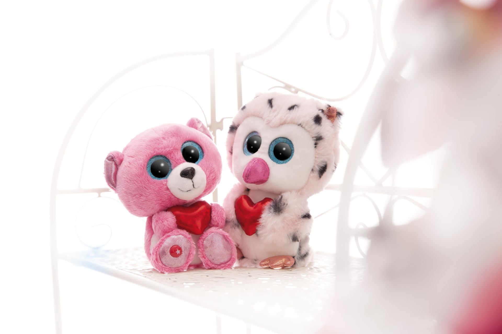 NICI GLUBSCHIS Bär mit Herz Pink – Lifestyle mit Hund auf weißem Bett
