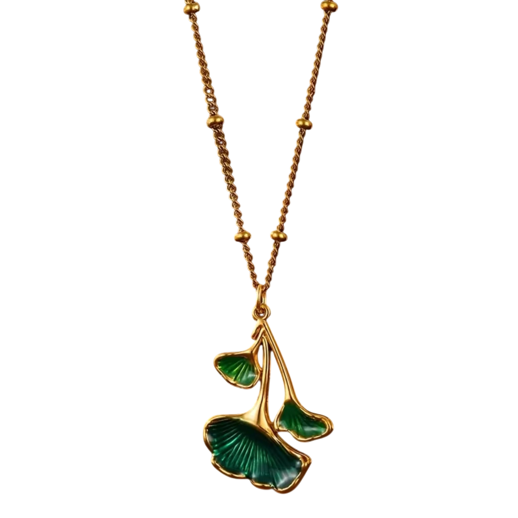 Vintage Halskette Ginkgo Blatt Emaille Gold-Grün auf weißem Hintergrund freigestellt