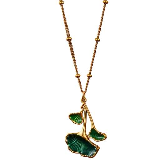 Vintage Halskette Ginkgo Blatt Emaille Gold-Grün auf weißem Hintergrund freigestellt