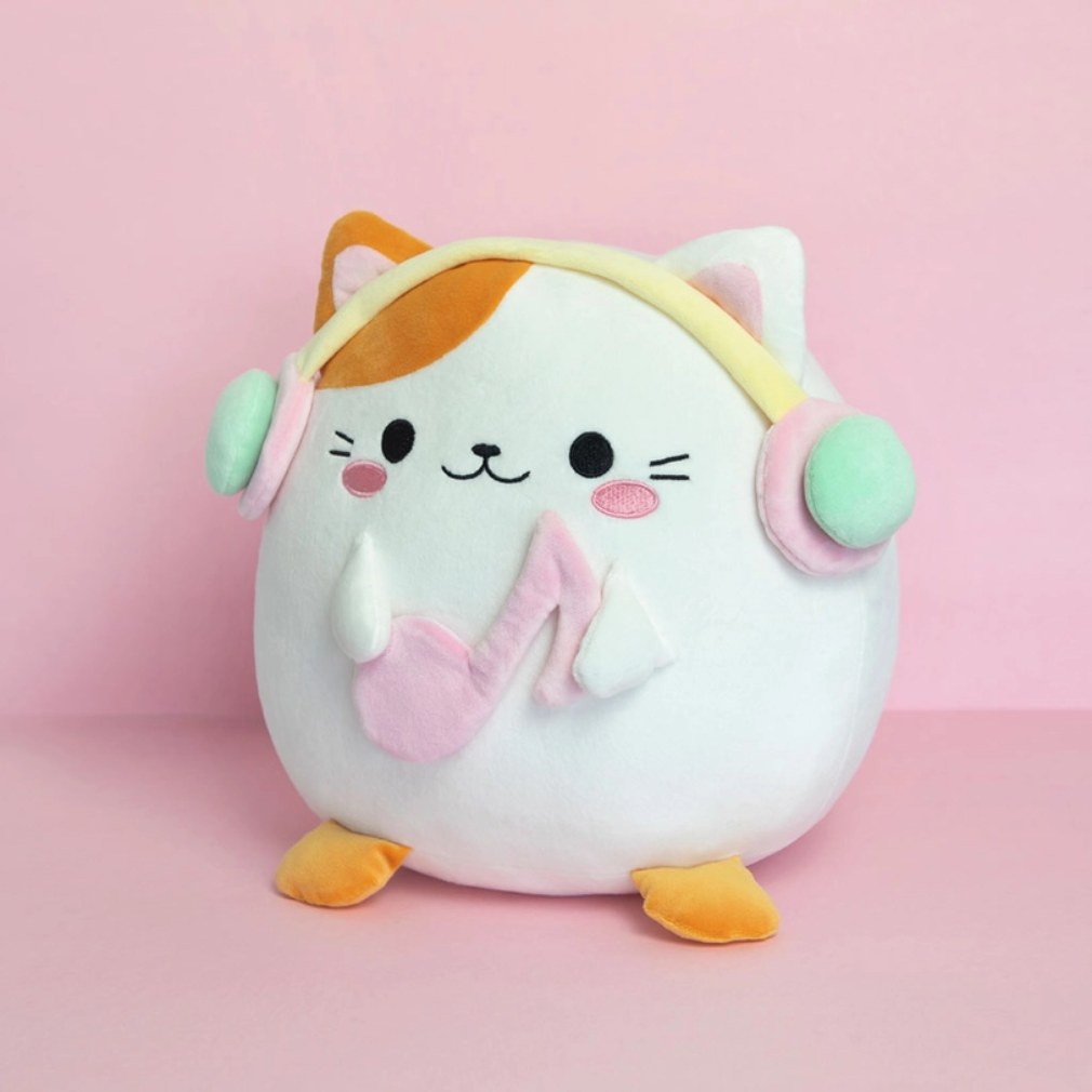 Kawaii Katze Kuscheltier mit Kopfhörern vor rosa Hintergrund
