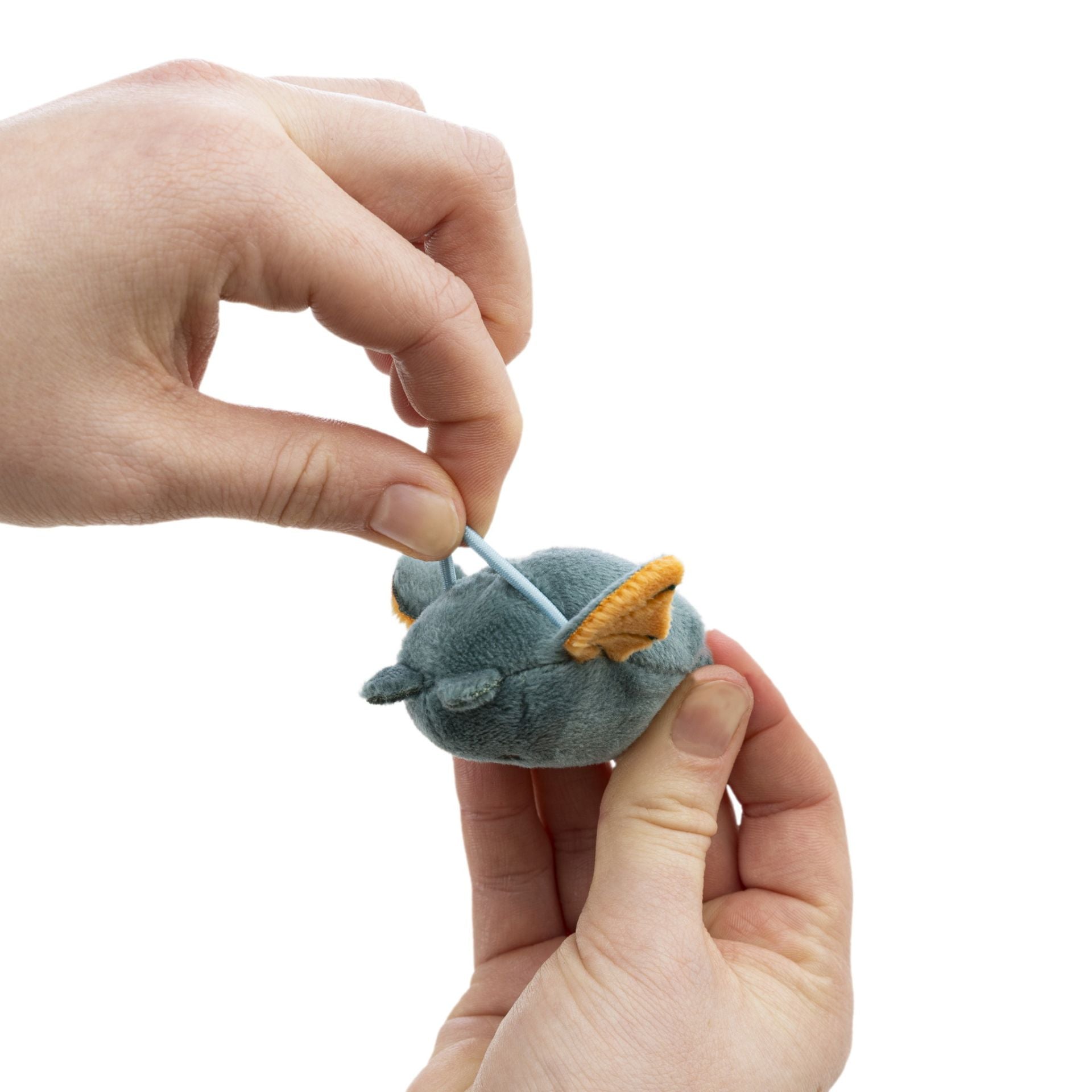 mymochi minis Fledermaus Fledda – Frontansicht freigestellt auf Kissen