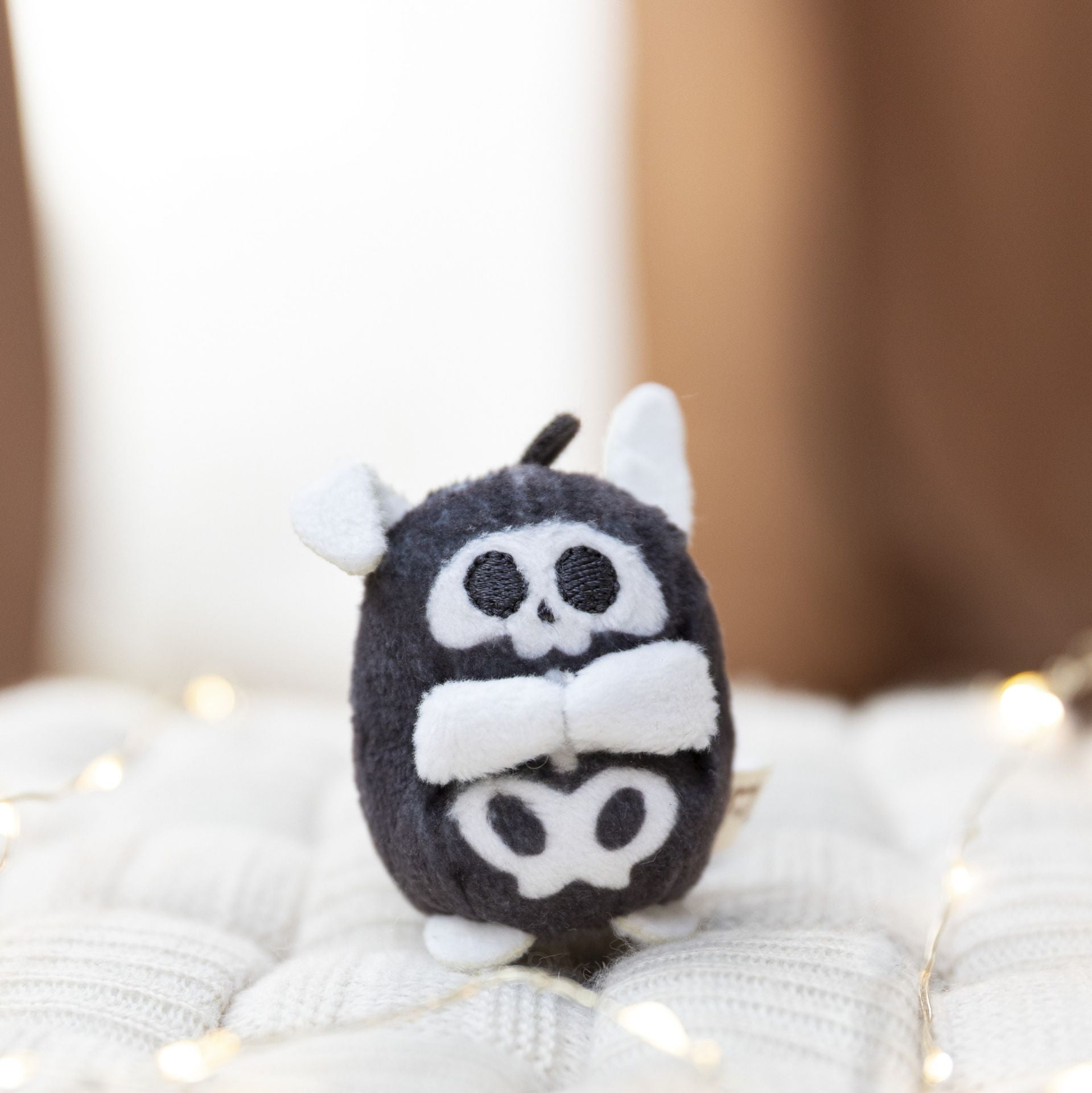 mymochi minis Hase Piboo Skelett – am Rucksack befestigt mit Freund