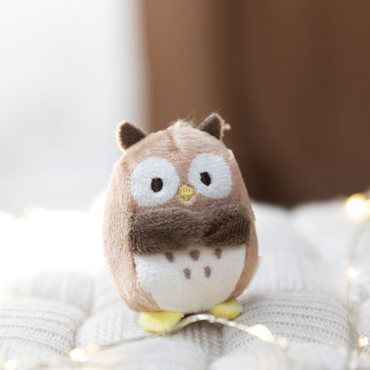 mymochi minis Eule Hoo – Lifestyle auf Haarreif getragen
