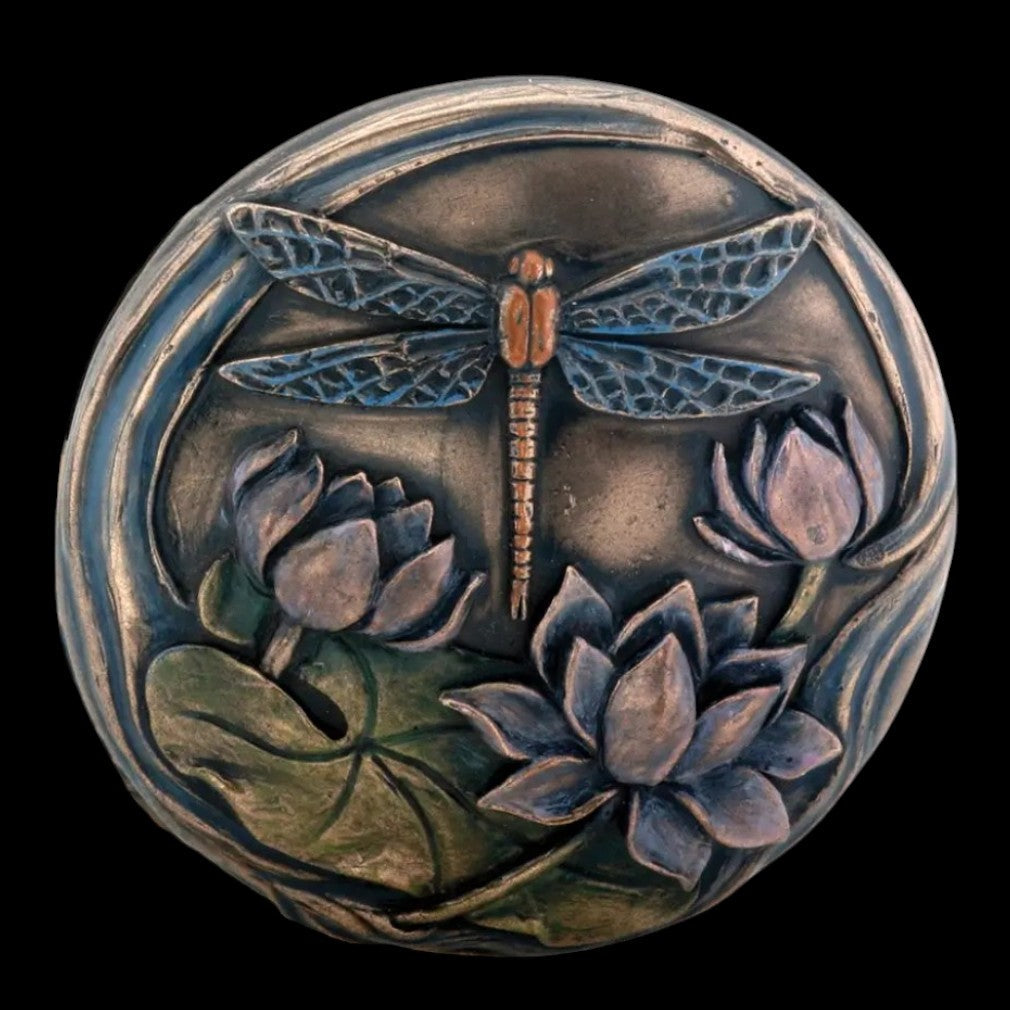 Vintage Schmuckschatulle Libelle Lotusblüte Bronze Deckel Draufsicht auf schwarzem Hintergrund