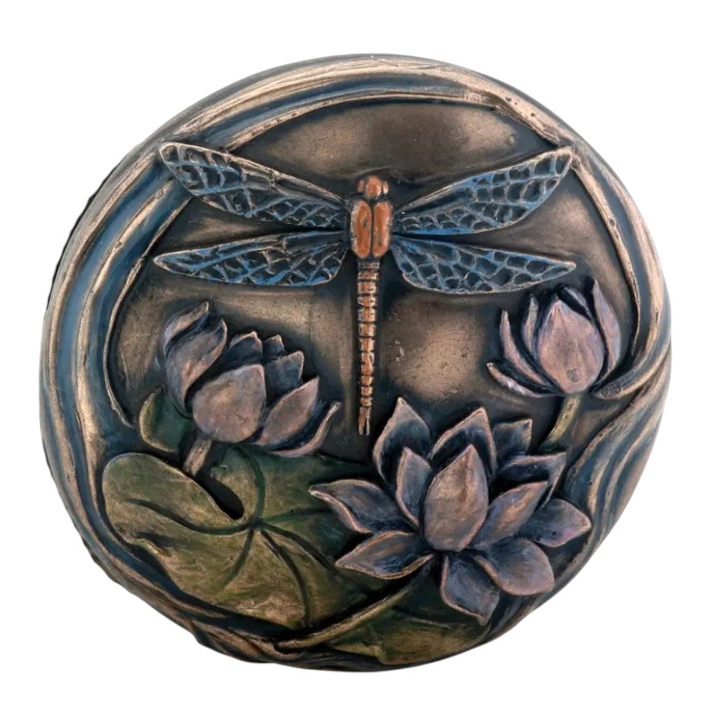 Vintage Schmuckschatulle Libelle Lotusblüte Bronze Deckel Draufsicht auf weißem Hintergrund