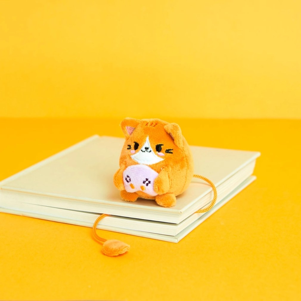 Fluffy Kawaii Katze Plüsch-Lesezeichen orangene Katze mit Gamecontroller Lifestyle