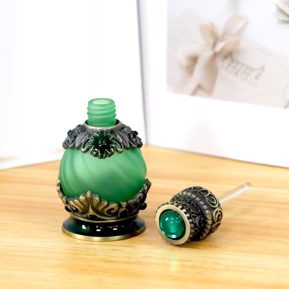 Vintage Parfümflasche smaragdgrün – weißer Hintergrund