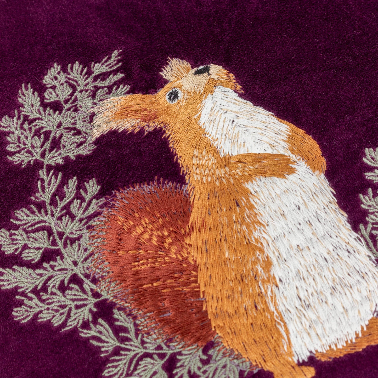 „Pineberry Forest“ Bestickte Samtkissen Paradekissen in Brombeere 45x45