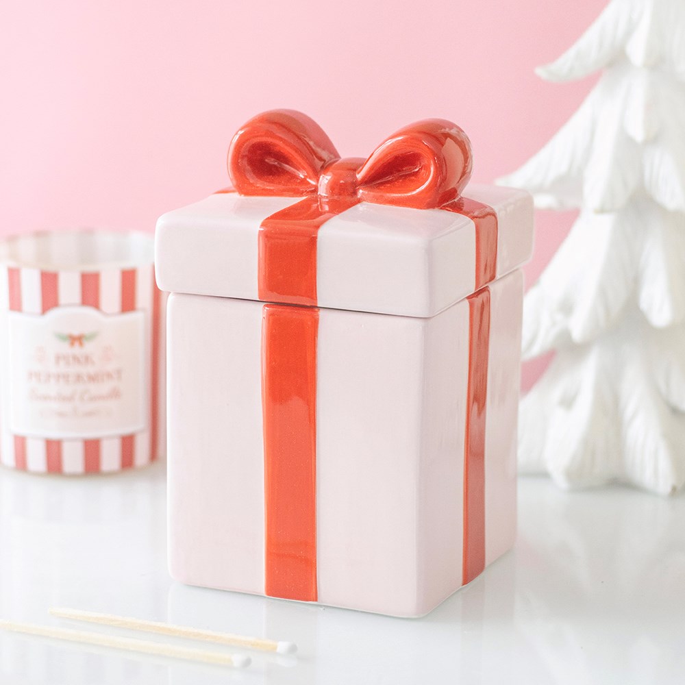 Gift Box Ceramic Tealight Holder – Lifestyle mit Weihnachtsbaum und Kerze