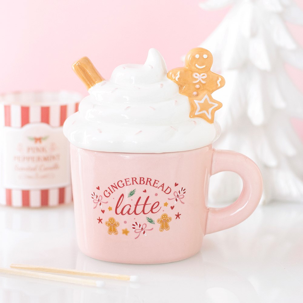 Gingerbread Latte Mug – Lifestyle rosa Hintergrund