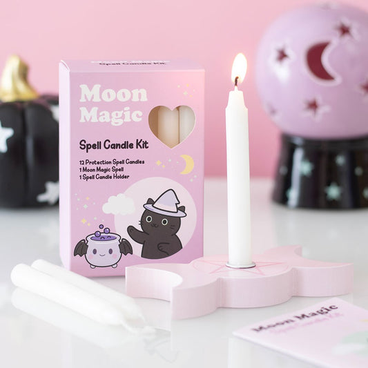 Moon Magic Spell Candle Kit – Lifestyle mit brennender Kerze auf Triple Moon Halter