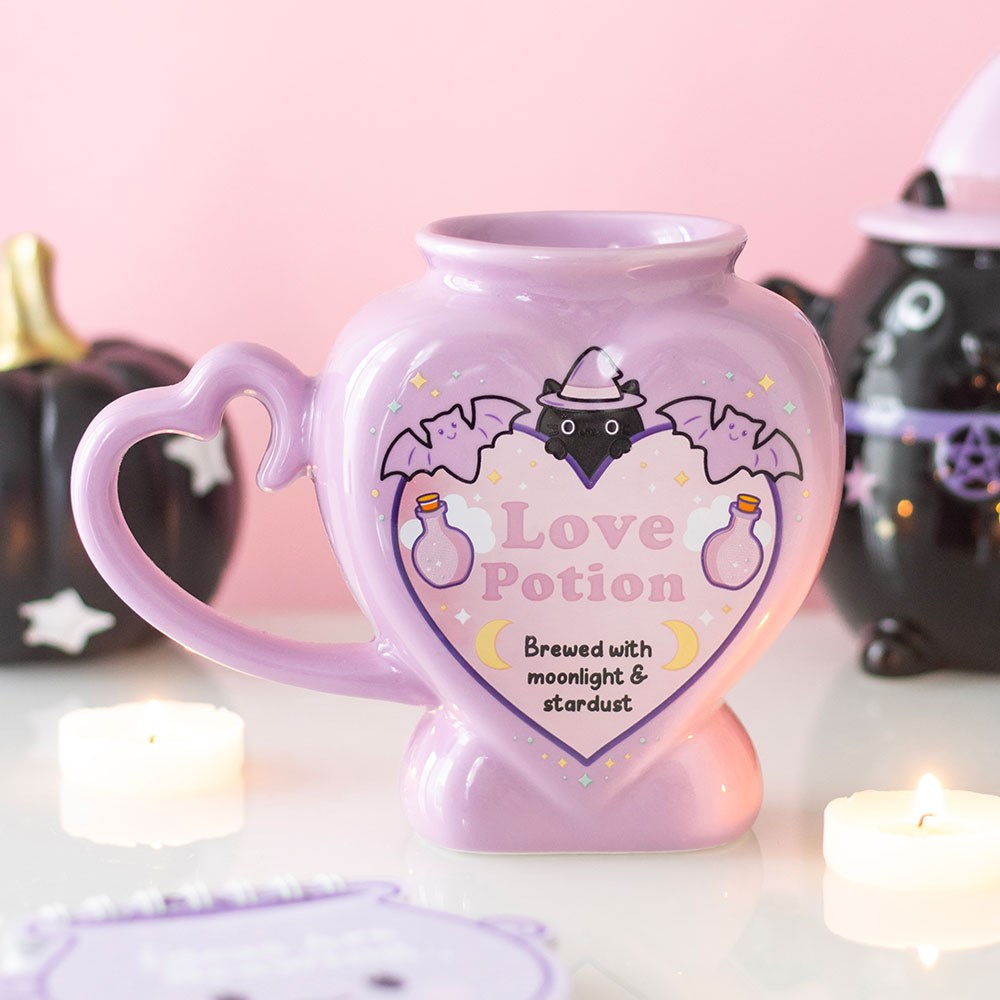 Love Potion Kawaii Cauldron Mug – Lifestyle mit Kerzen und schwarzem Hexenkessel