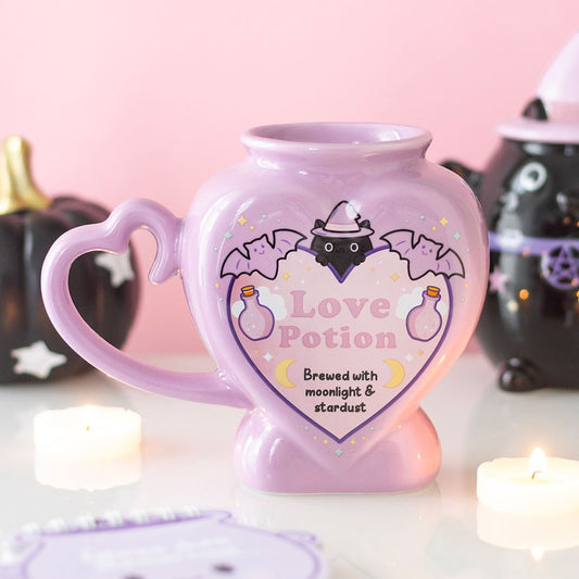 Love Potion Kawaii Cauldron Mug – Lifestyle mit Kerzen und schwarzem Hexenkessel