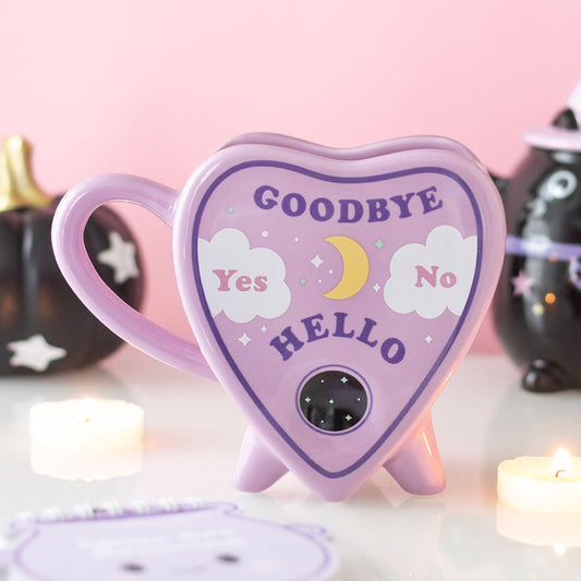 Ouija Planchette Tasse violett – Lifestyle mit Kerzen