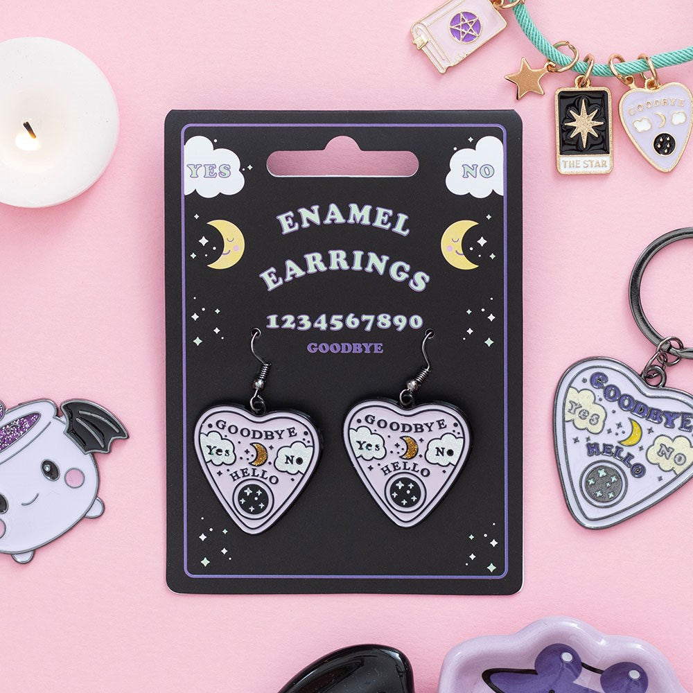 Ouija Planchette Ohrringe weiß – Lifestyle Flatlay mit Kerzen