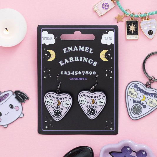 Ouija Planchette Ohrringe weiß – Lifestyle Flatlay mit Kerzen