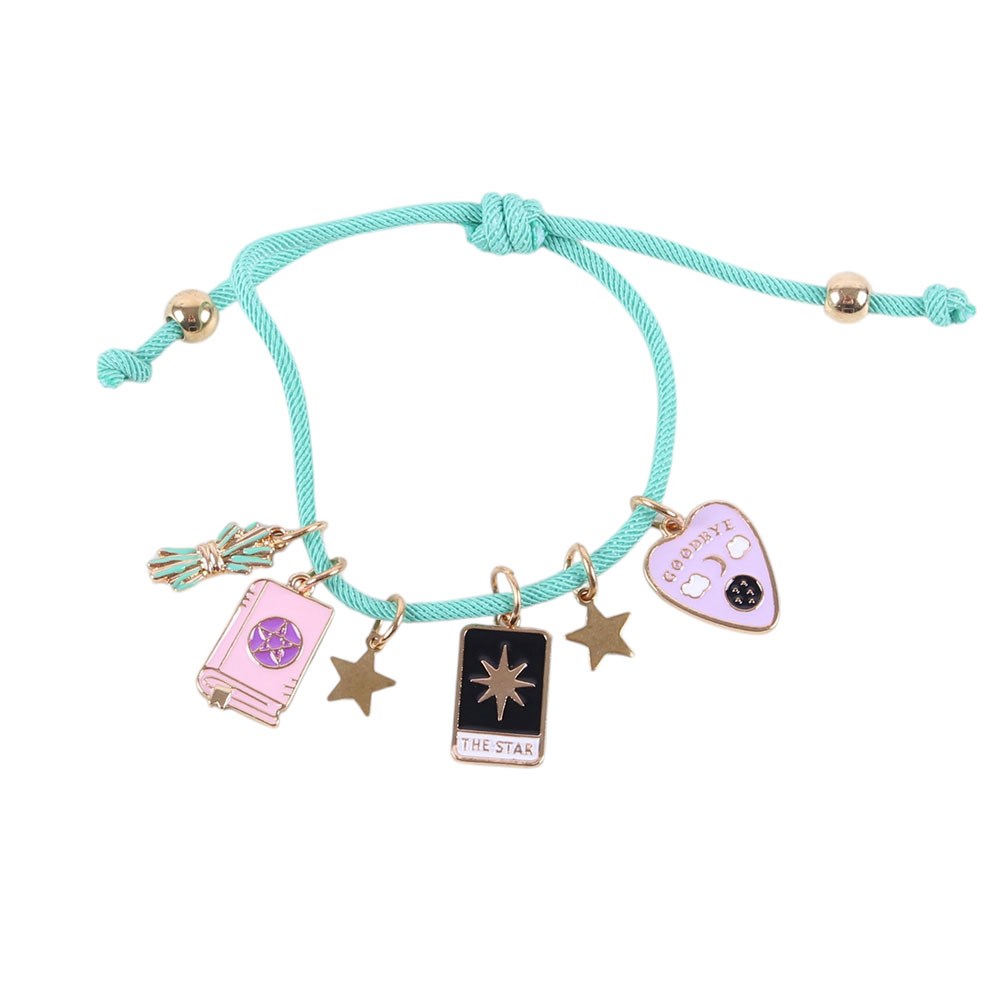 Mini Witch's Altar Charm Armband – Armband freigestellt auf weiß
