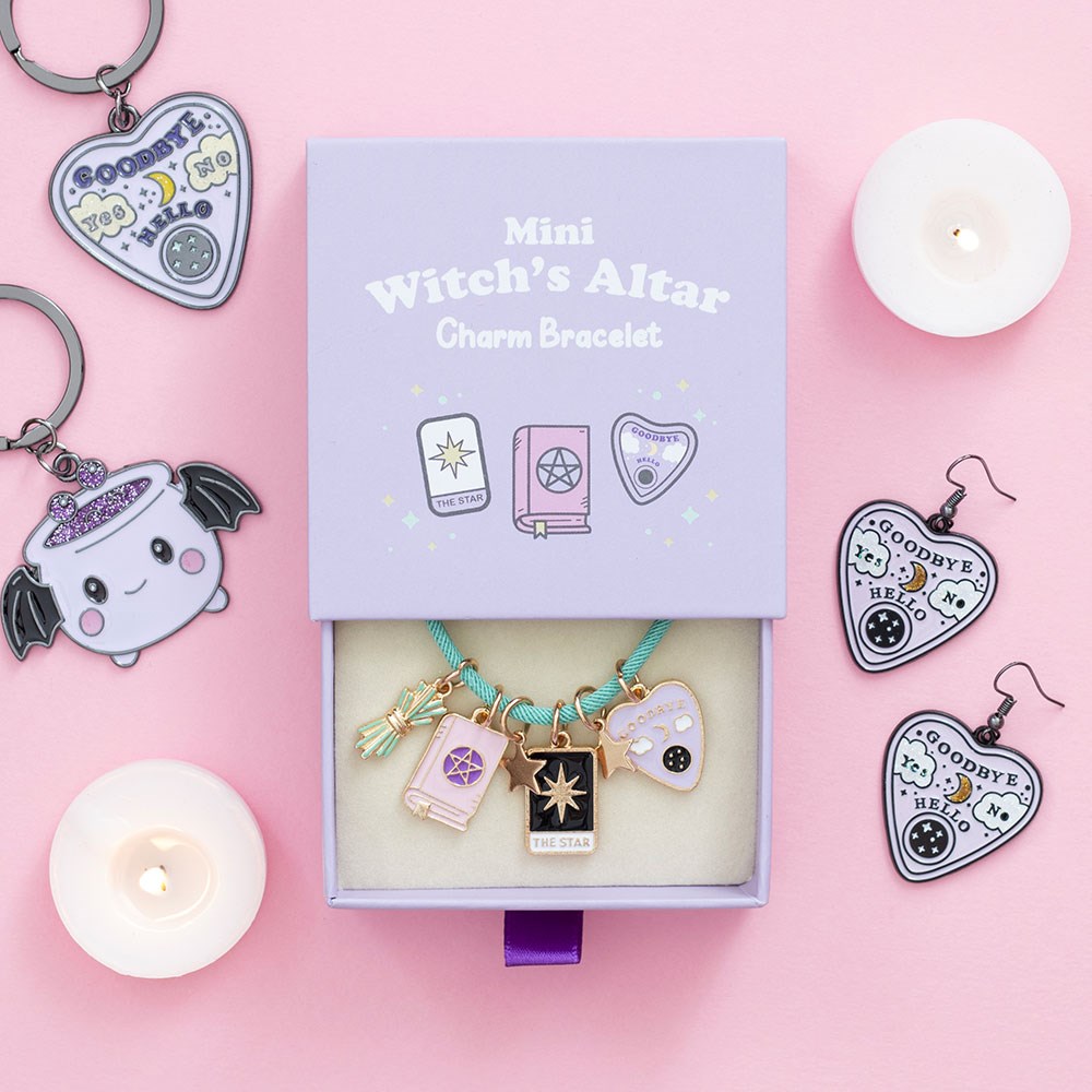 Mini Witch's Altar Charm Armband – Lifestyle mit Kerzen und Produktfamilie