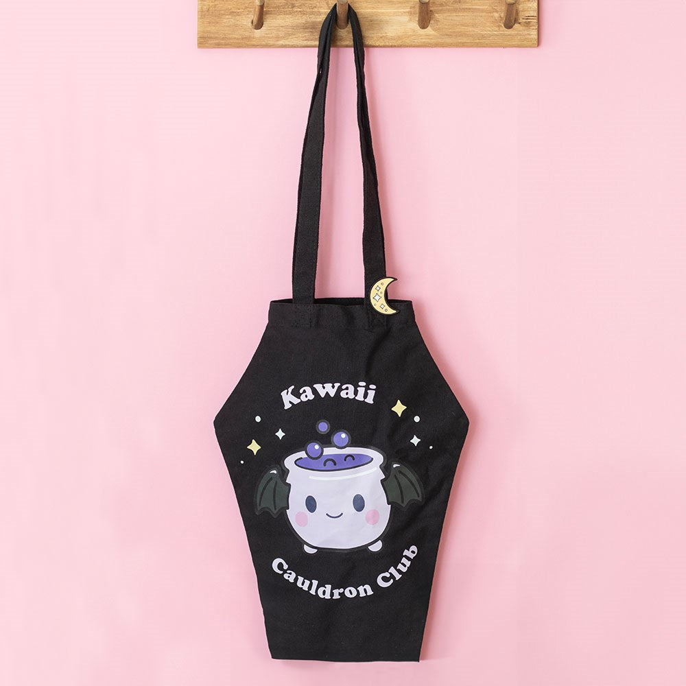Kawaii Cauldron Club Coffin Tote Bag – Lifestyle hängend an Holzhaken rosa Hintergrund