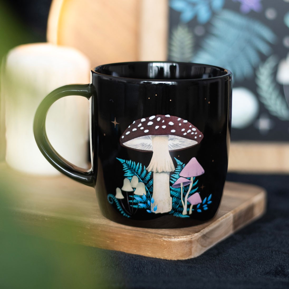 Vintage schwarze Tasse mit Fliegenpilzmotiv 340 ml Dark Forest