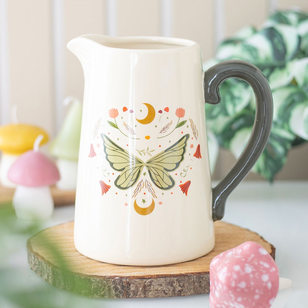 Fairy Folklore Ceramic Jug – Lifestyle auf Holzbrett