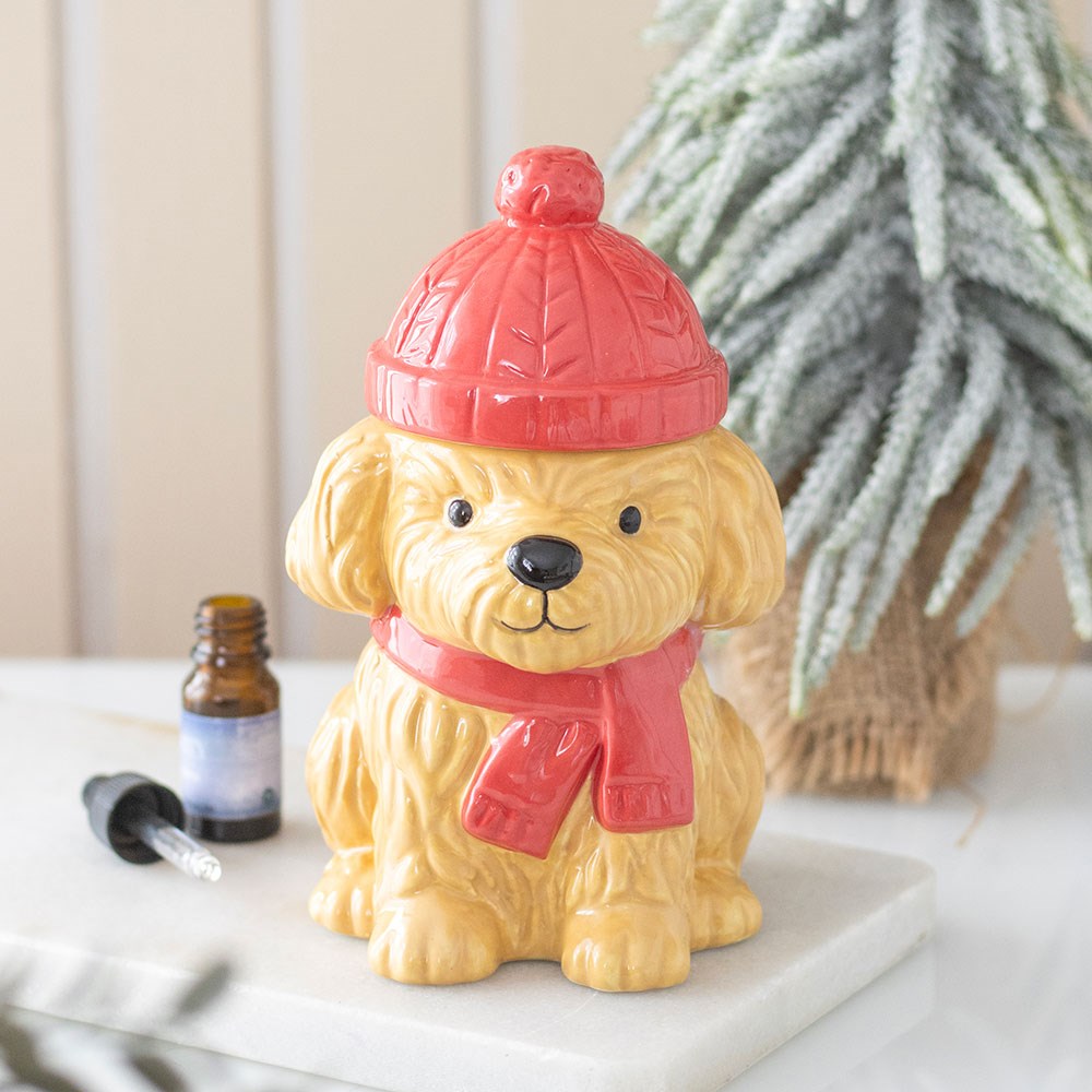 Winter Puppy Ceramic Lidded Mug – Frontansicht mit Marshmallows