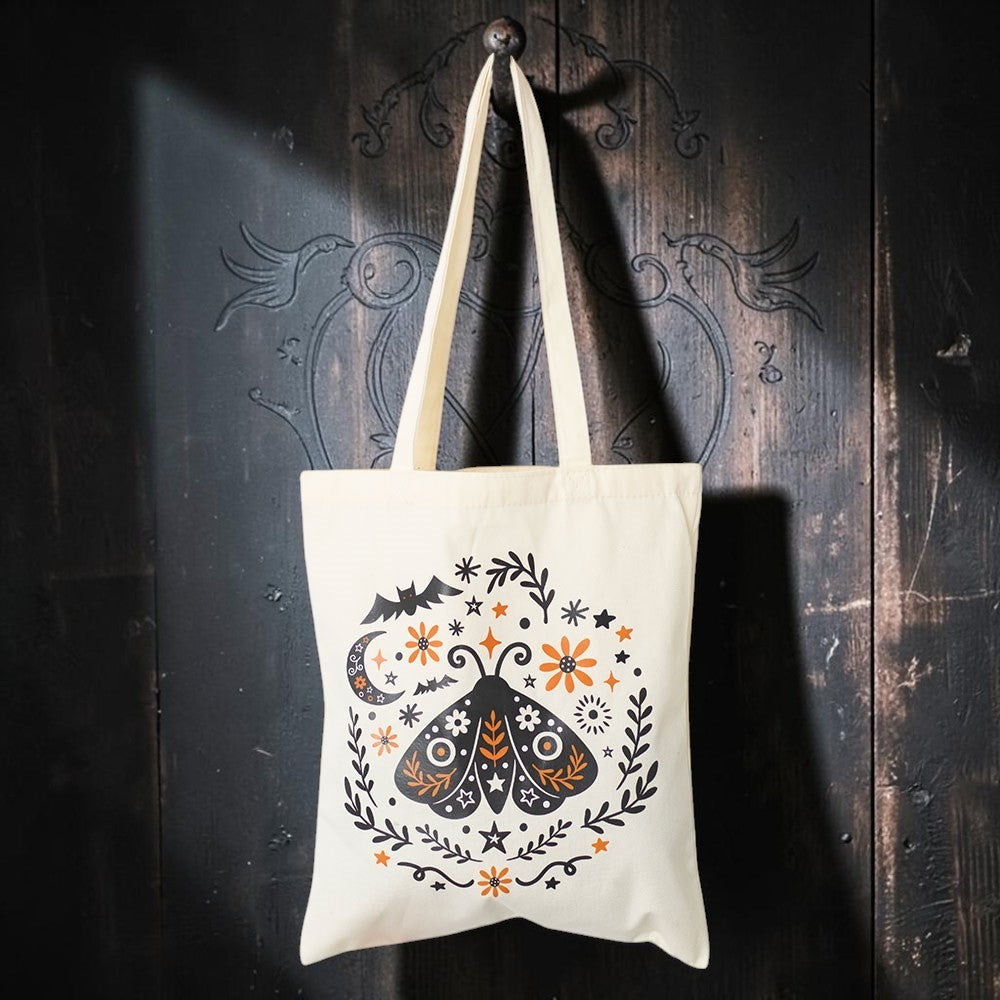 Moth & Bat Tote Bag – Lifestyle an dunkler Tür