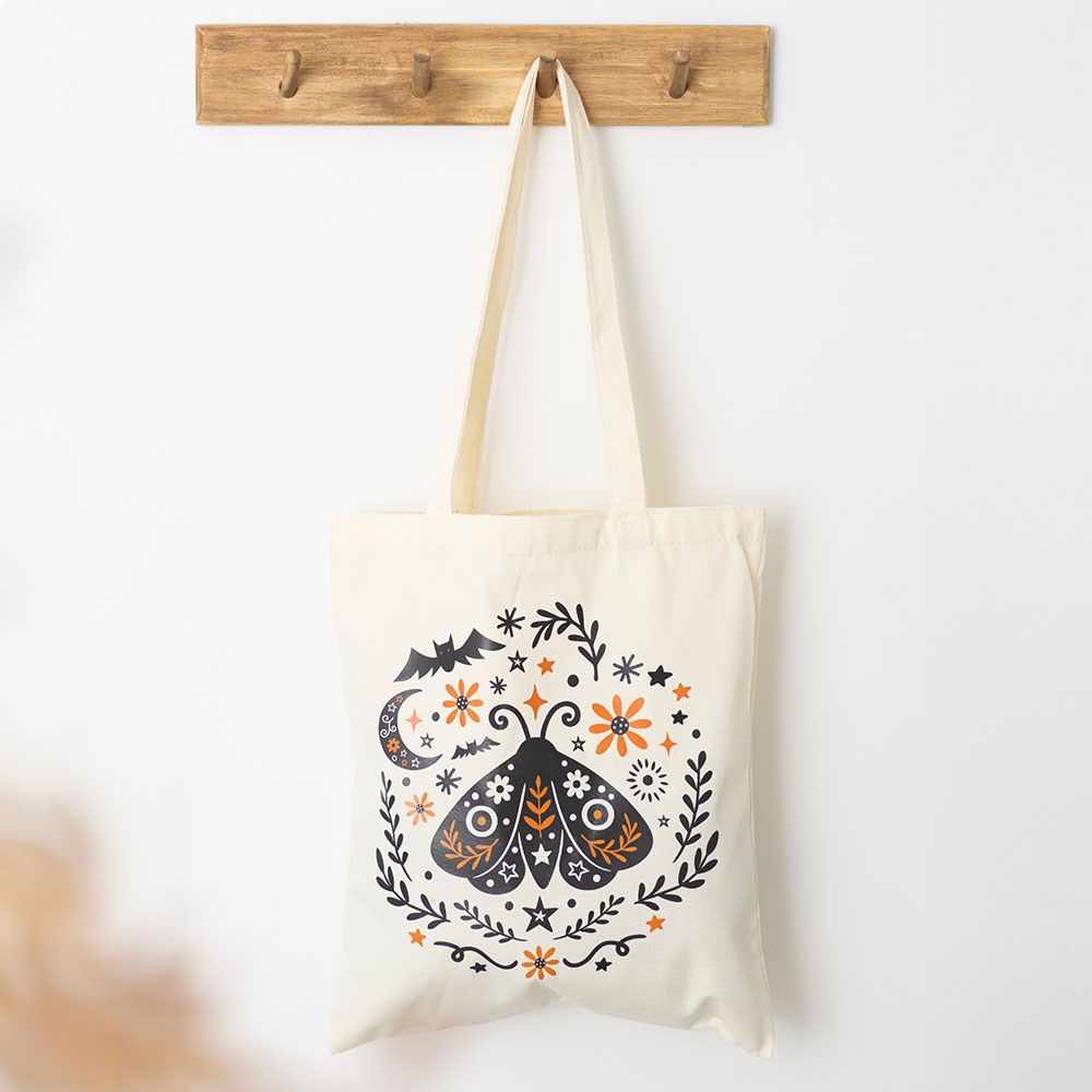 Moth & Bat Tote Bag – Lifestyle an Holzhaken