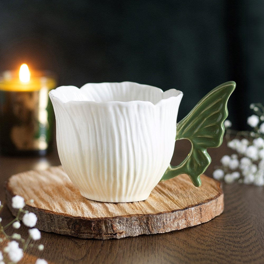 Fairy Keramik Teetasse Lifestyle auf Holzbrett
