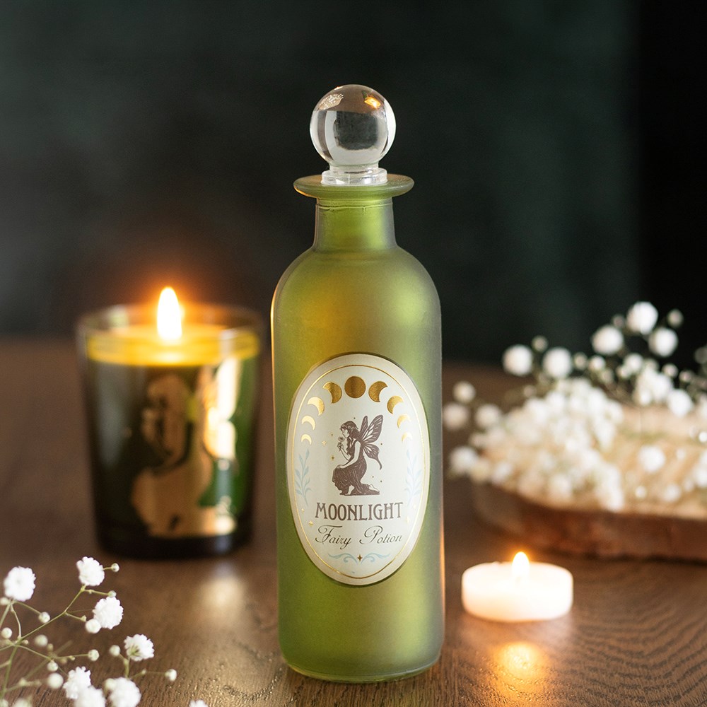 Moonlight Fairy Potion Flasche Lifestyle mit Kerzen