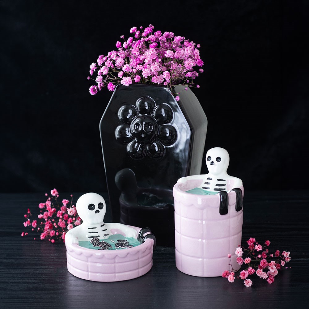 Schwarze Keramik Sargvase mit Totenkopfblumen-Relief Gothic