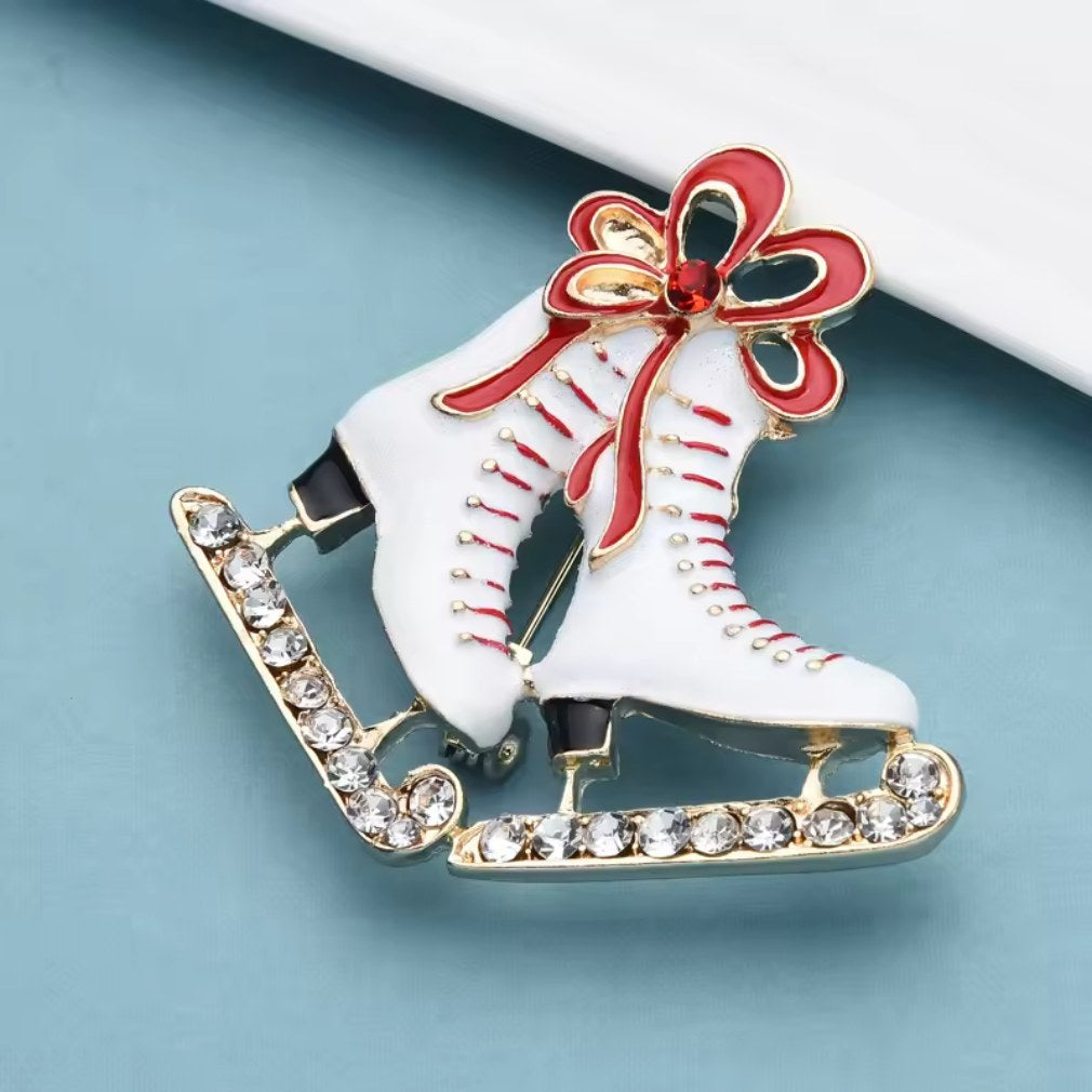 Romantische Schlittschuh-Brosche mit roter Schleife und Strass