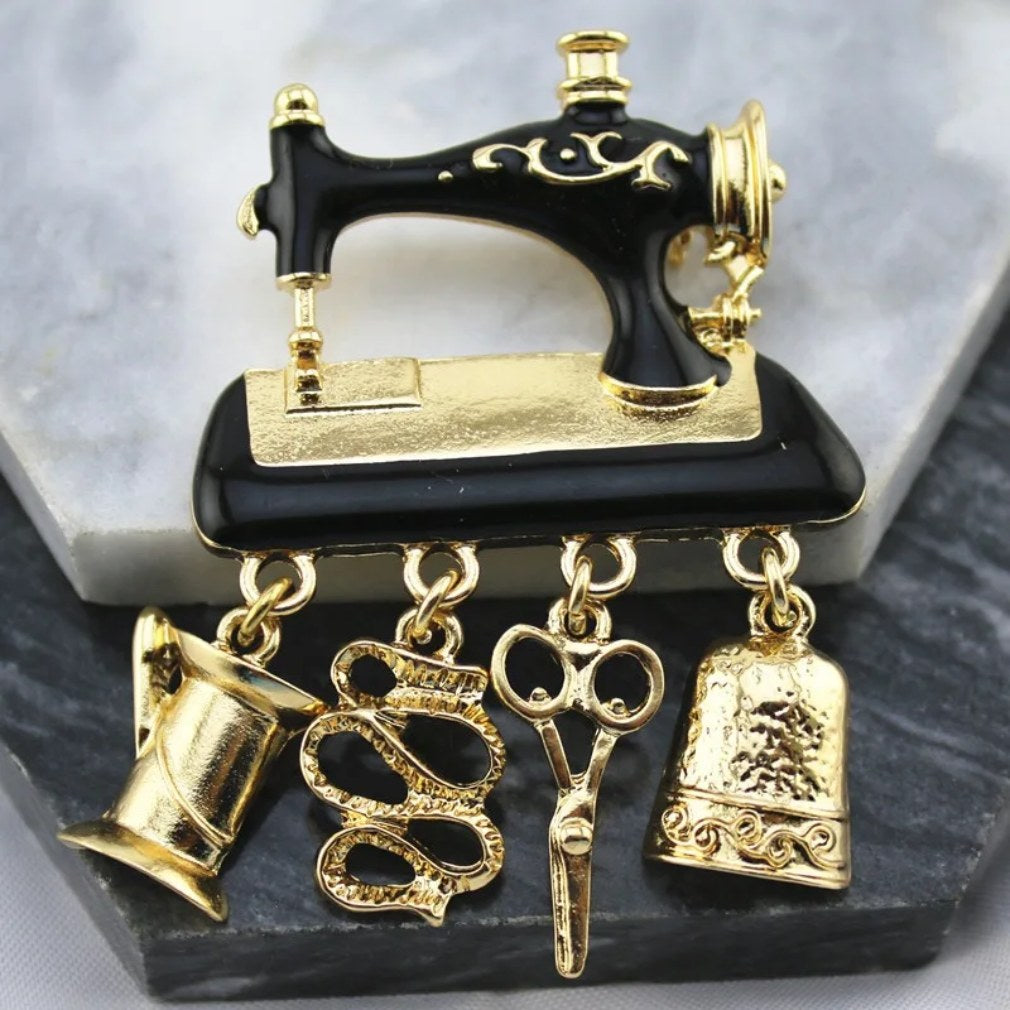 Nostalgische Brosche vintage Nähmaschine Singer schwarz-gold