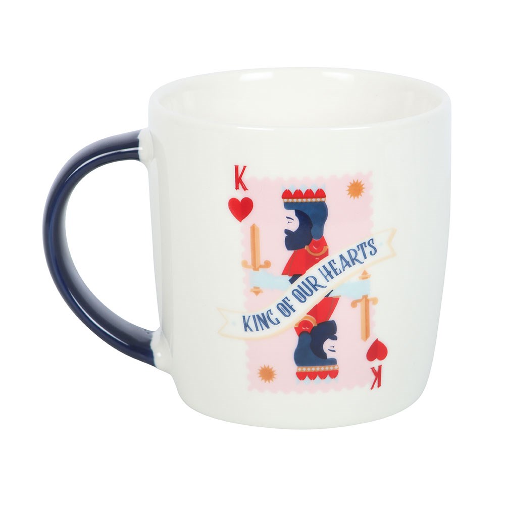 King of Our Hearts – Lifestyle mit Tasse und Kartenspiel