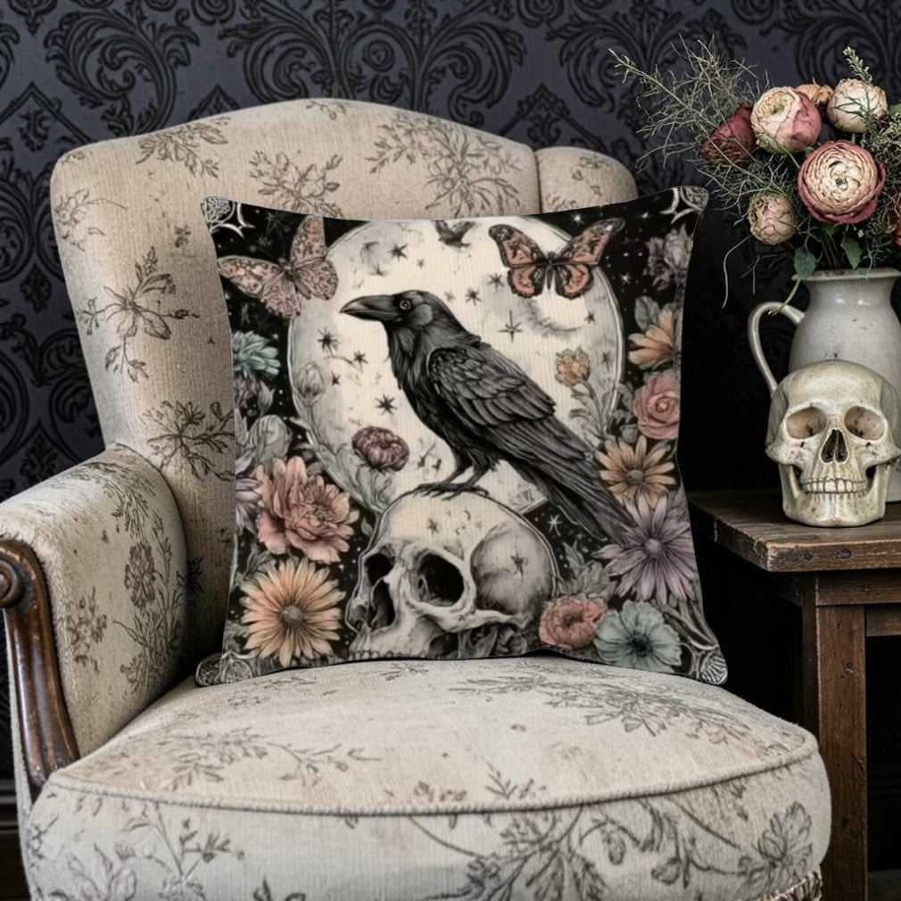 Dekokissen Gothic Rabe – Lifestyle Vintage Sessel mit Totenkopf-Deko