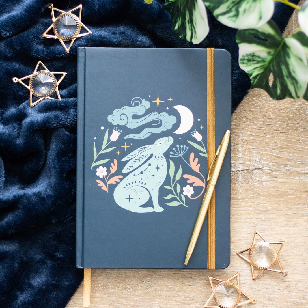 Midnight Hare Notizbuch – Lifestyle mit goldenem Stift
