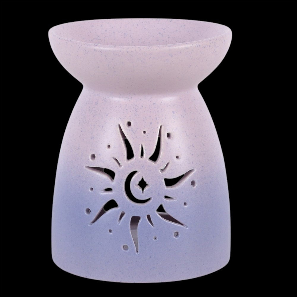 Pastel Skies Ceramic Oil Burner – Lifestyle mit Ölflasche und Buch