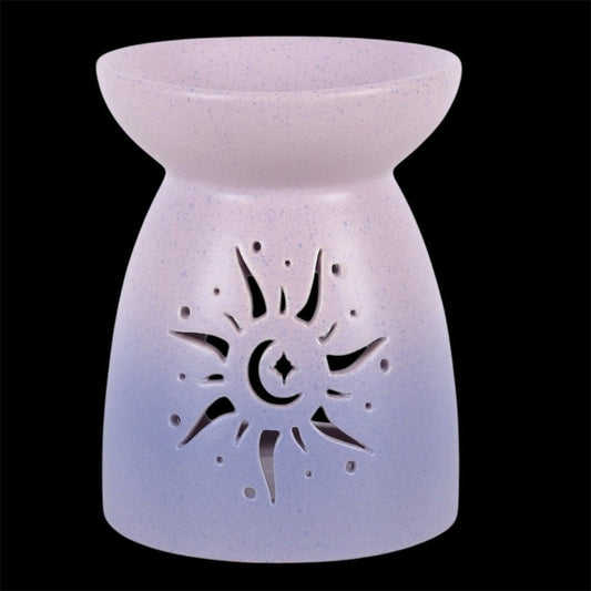 Pastel Skies Ceramic Oil Burner – Lifestyle mit Ölflasche und Buch
