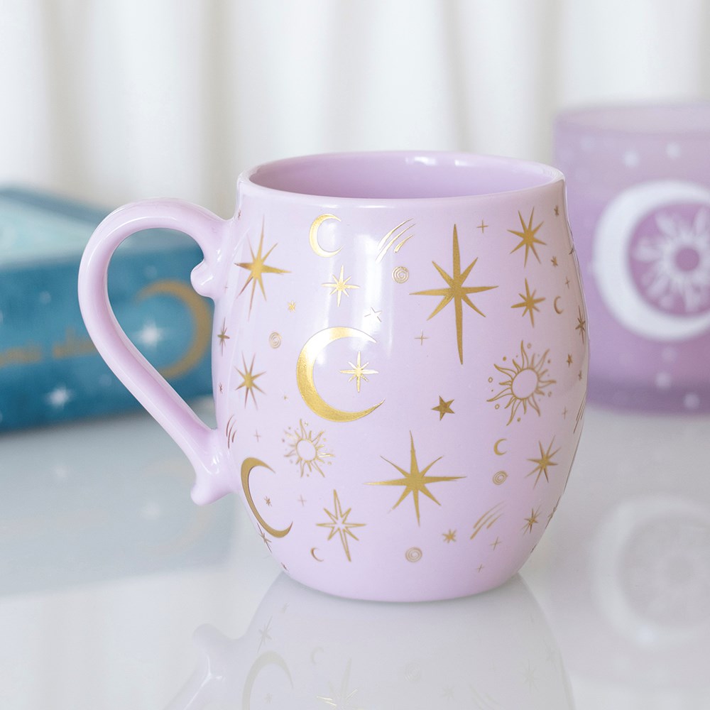 Celestial Keramiktasse Pink – Lifestyle mit Dream Journal und Crescent Moon Oil Burner im Hintergrund