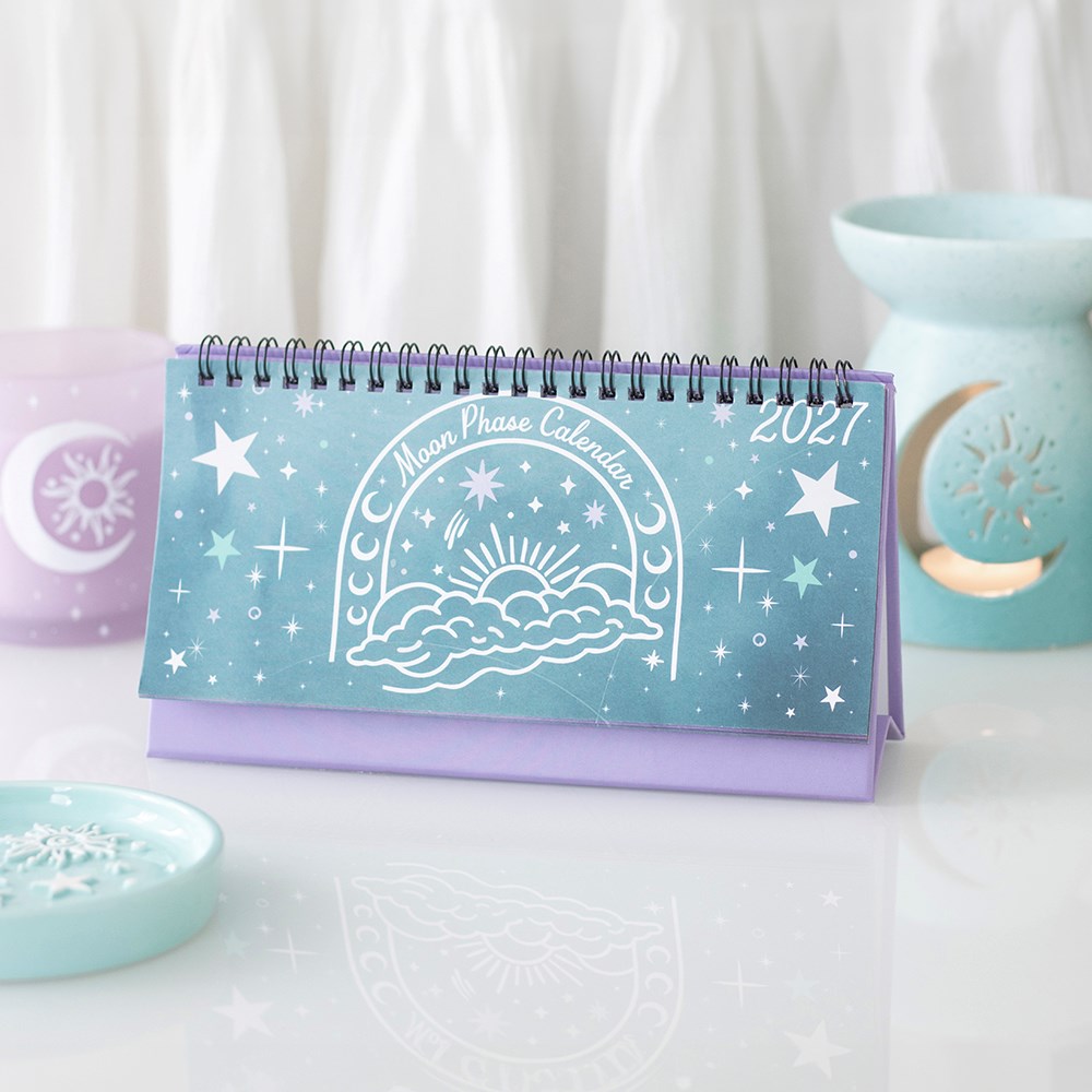 Moon Phase Calendar 2027 – Cover Lifestyle mit Duftlampe im Hintergrund