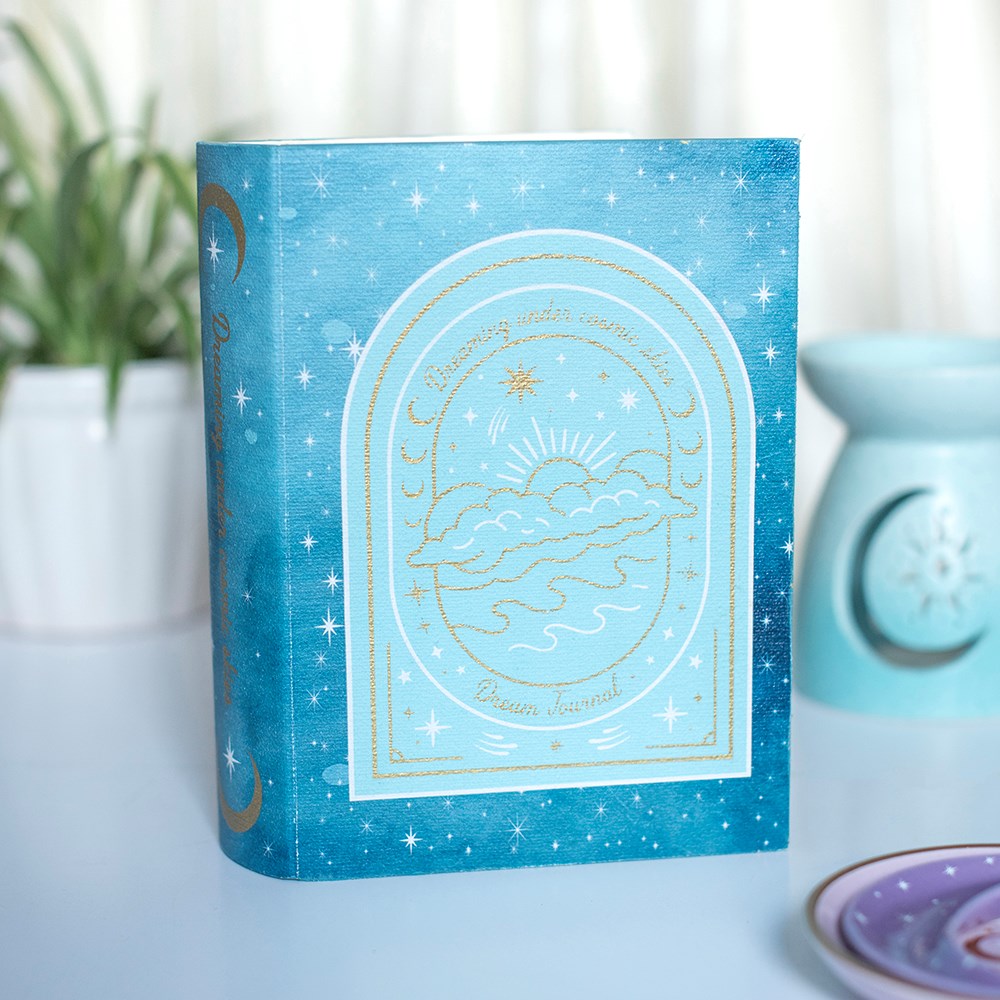 Dream Journal Buchbox – Lifestyle-Aufnahme mit Duftlampe im Hintergrund