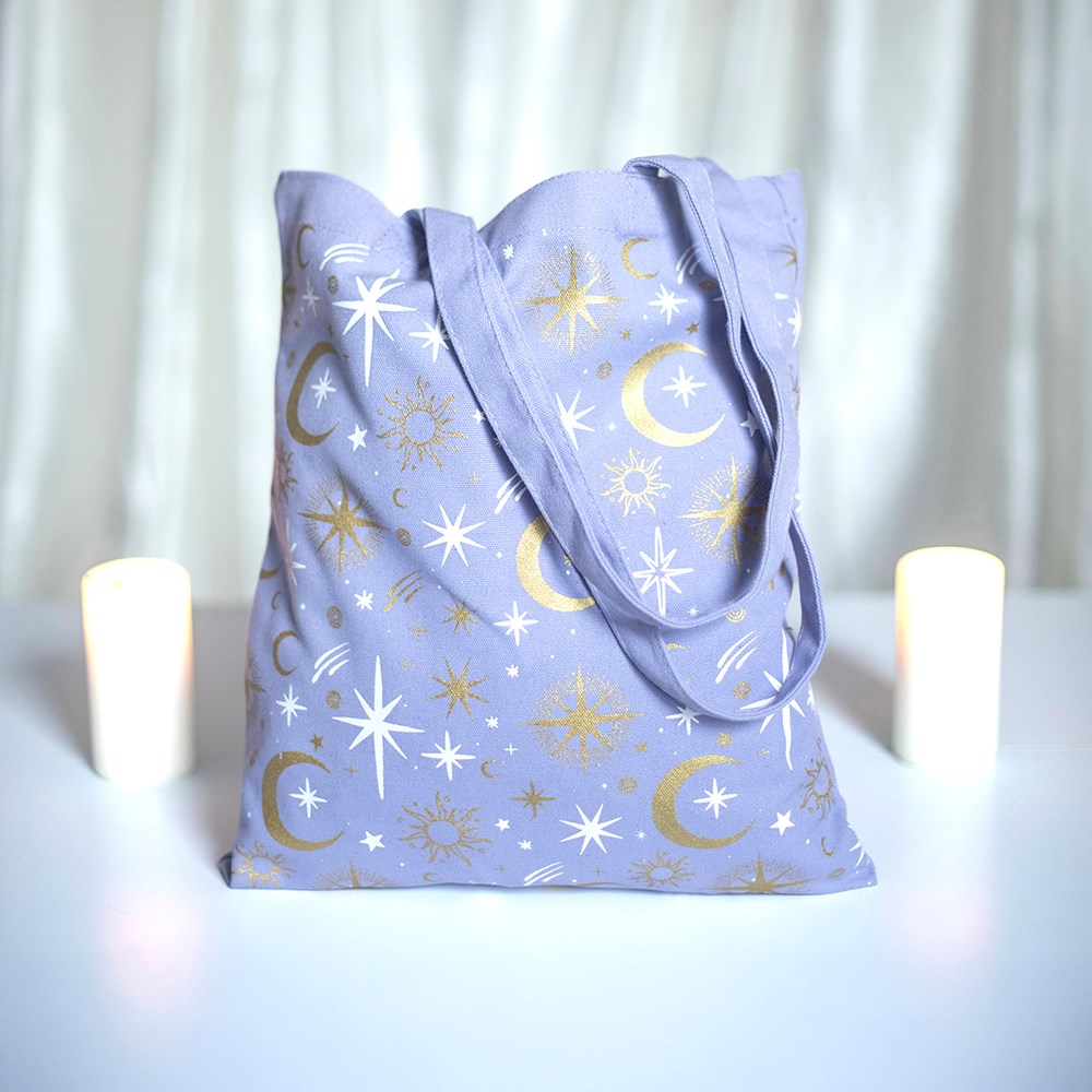 Pastel Skies Celestial Tote Bag – Lifestyle mit Kerzen