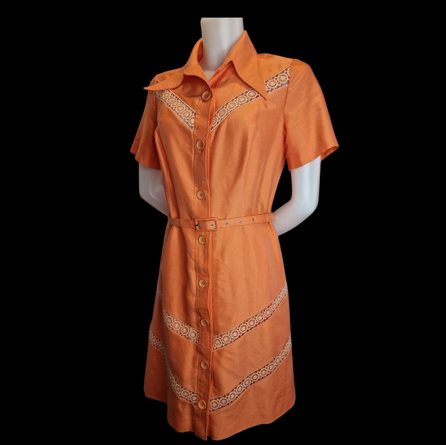 Vintage Kleid in Apricot mit Spitzendetails und Gürtel 70er M