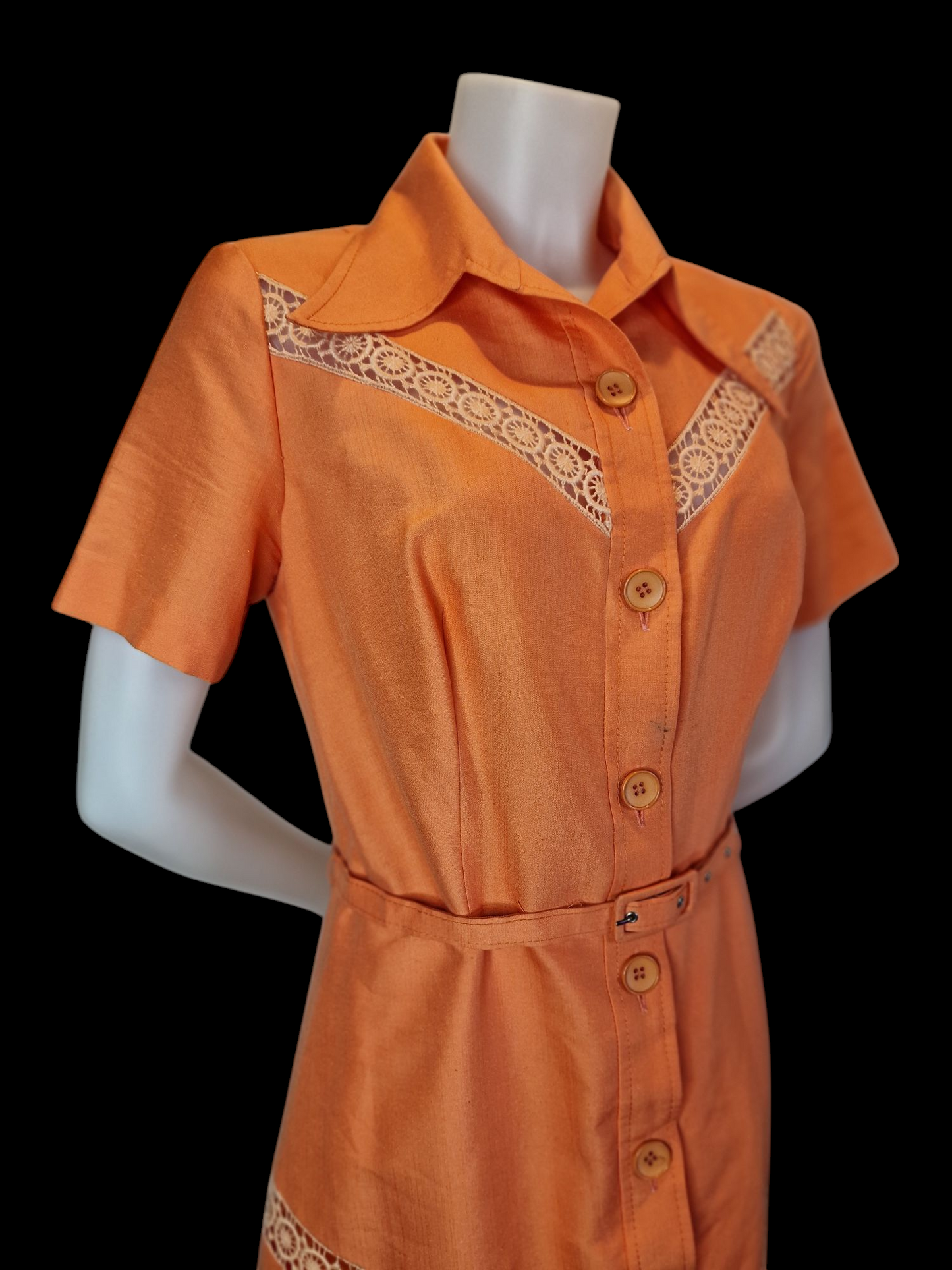 Vintage Kleid in Apricot mit Spitzendetails und Gürtel 70er M