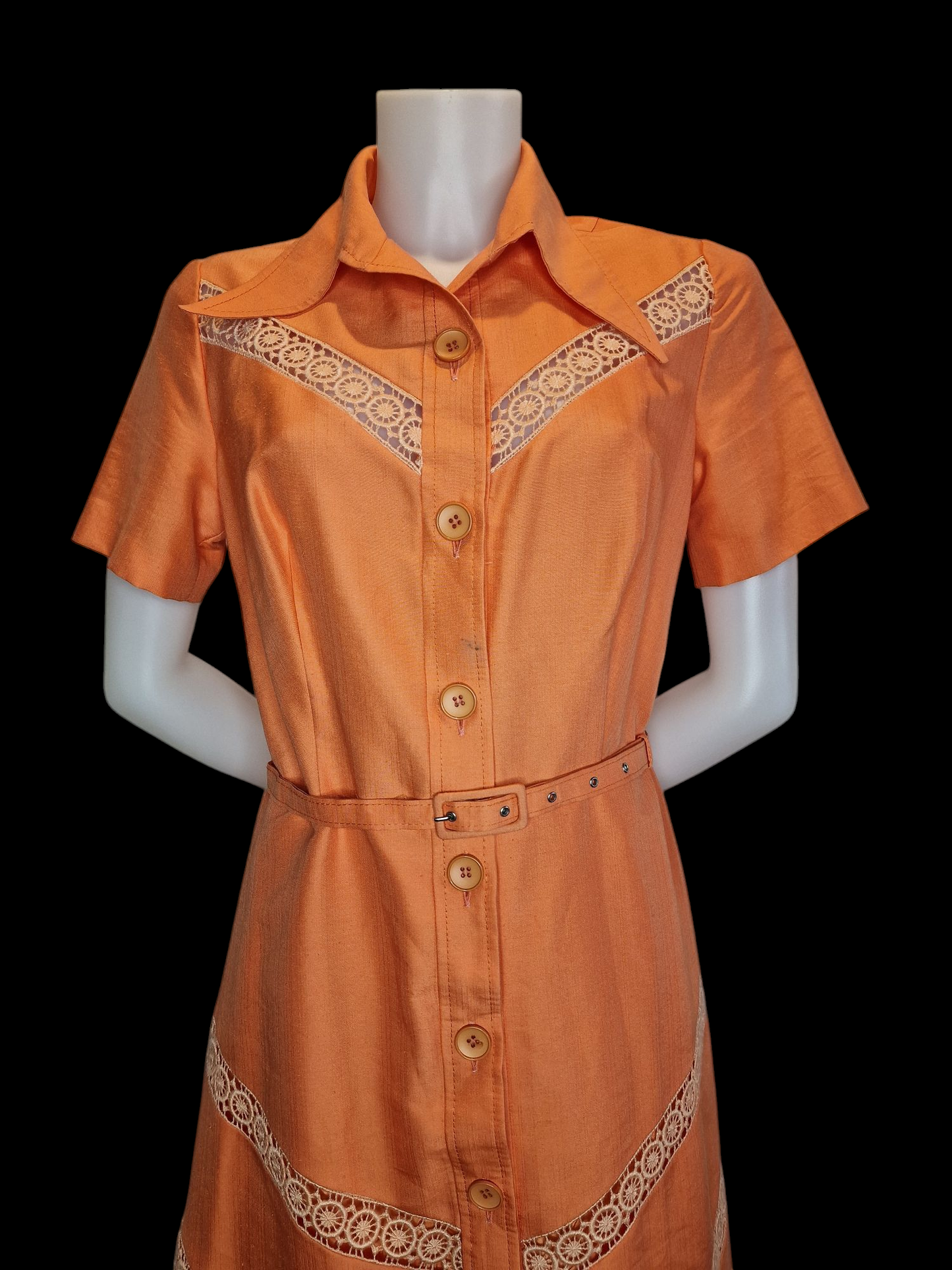 Vintage Kleid in Apricot mit Spitzendetails und Gürtel 70er M