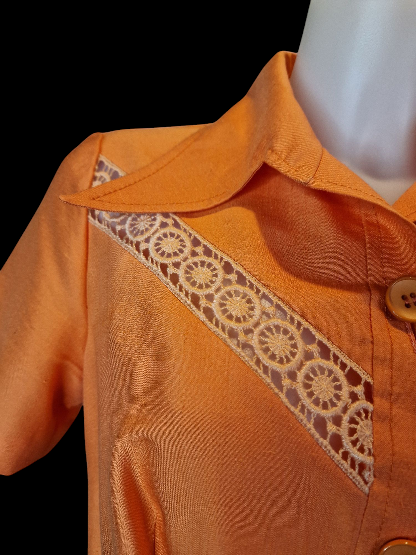 Vintage Kleid in Apricot mit Spitzendetails und Gürtel 70er M